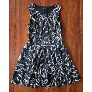 Express Women Black White Abstract Brushstroke Fit and Flare Skater Dress Size 6